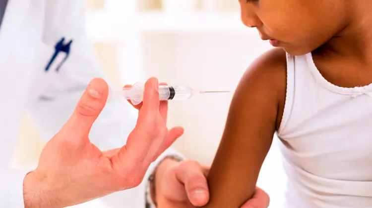 Los capitalinos pueden aplicarse la vacuna en los diferentes centros de salud. (Especial / EXPRESO)