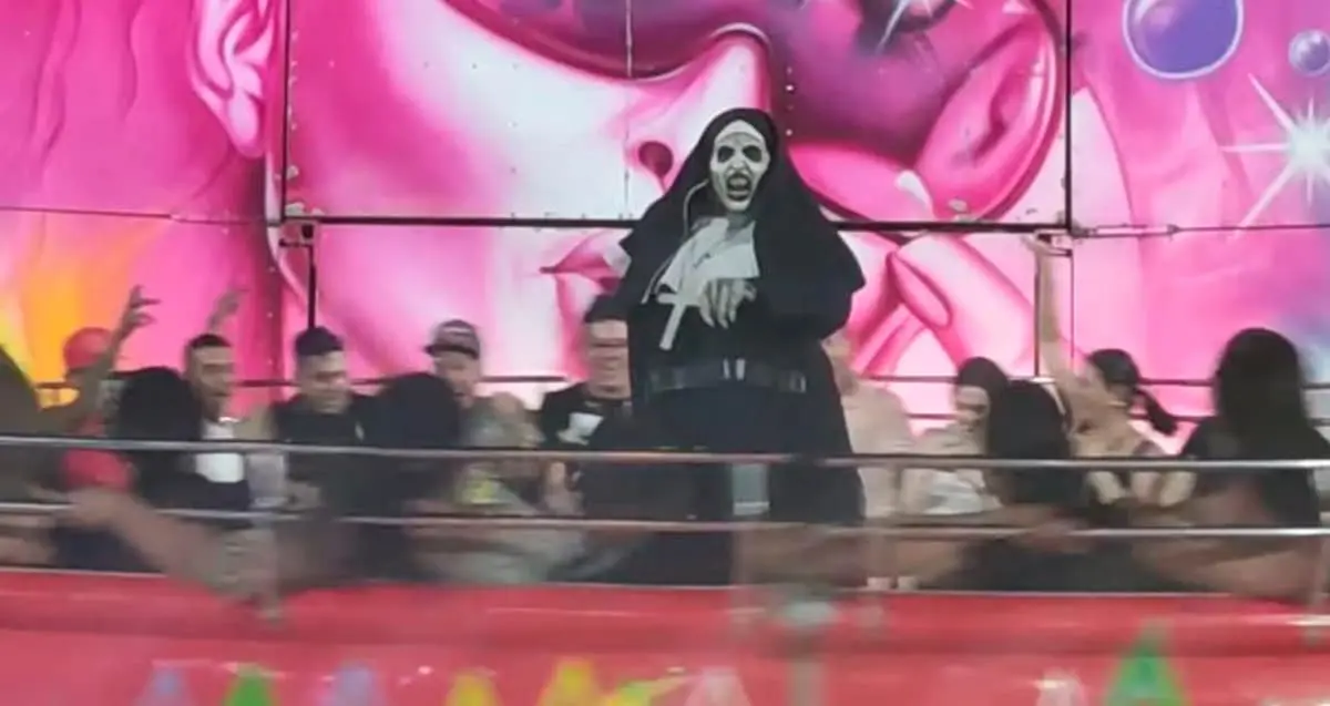 La Monja de la Feria se cae bailando; es captada en cámaras