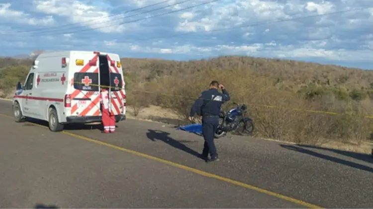 Paramédicos de la Cruz Roja arribaron al lugar del accidente. (Foto: Cortesía)