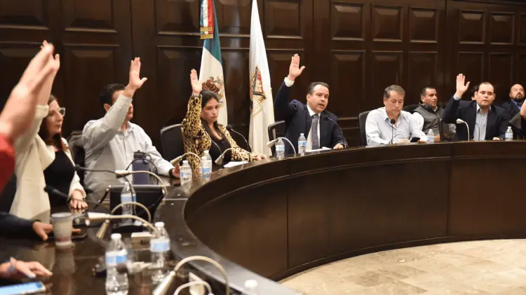 Antonio Astiazarán celebró la aprobación por unanimidad del dictamen. (Foto: Especial / EXPRESO)