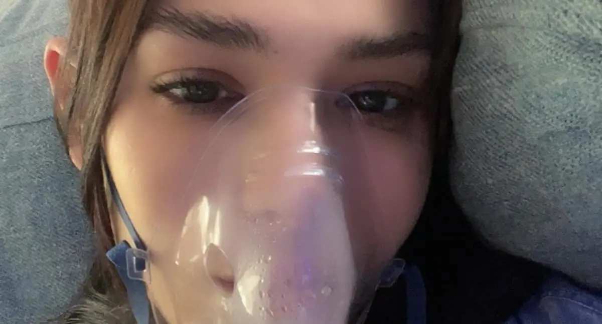 Danna Paola preocupa a fans al aparecer con mascarilla de oxígeno