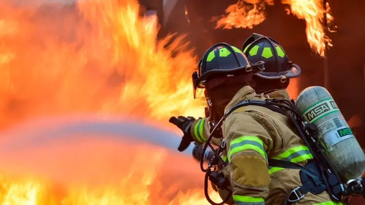 Los bomberos y Protección Civil tuvieron que trabajar por más de una hora. (Especial / EXPRESO)