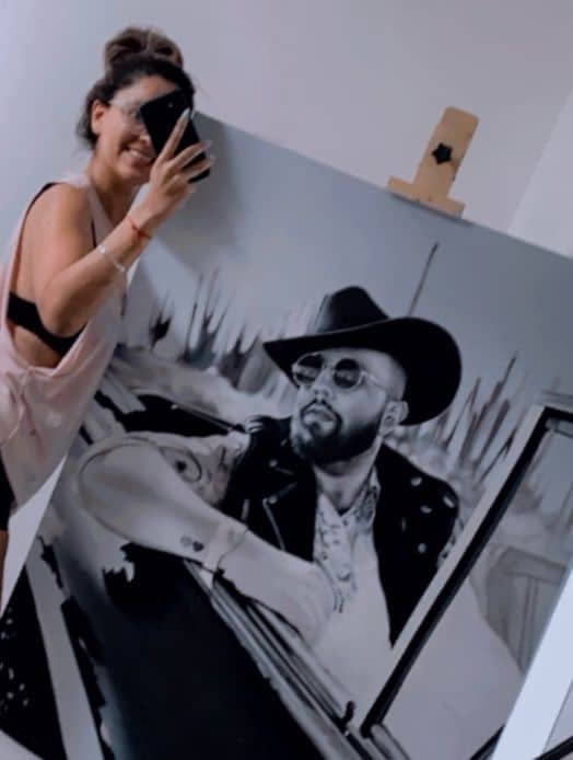 Fan sonorense le pinta cuadro a Carin León; busca conocerlo