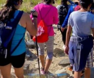 Auxilian a hombre que se lesionó la rodilla al practicar senderismo