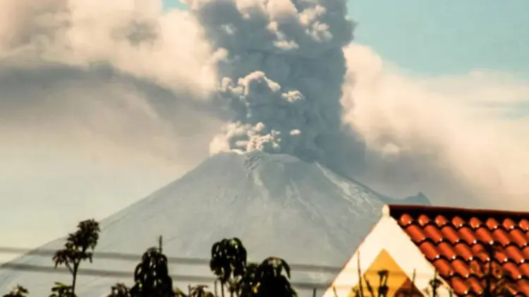 El volcán genera emisiones de vapor de agua, gases y moderada ceniza (Foto: Especial/Expreso)