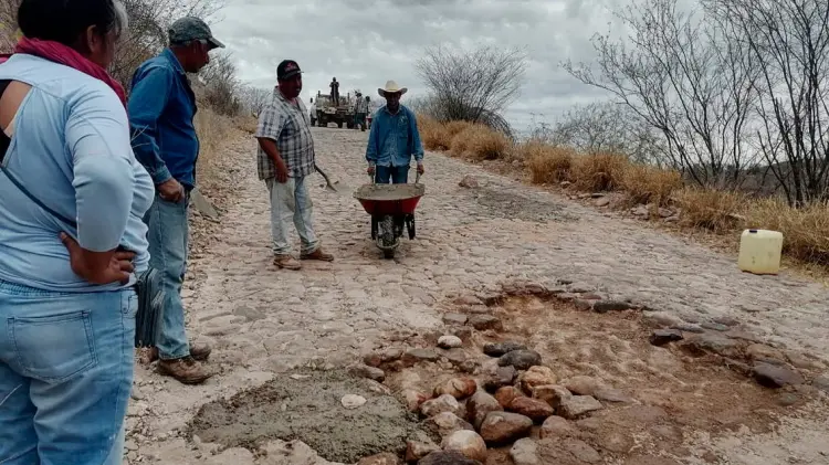 Cubrieron los hoyos que alcanzaron con el cemento comprado; los que no, con tierra. (Foto: Cortesía)