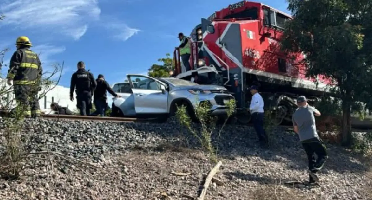 Tren de carga embiste a madre e hijo en Sinaloa