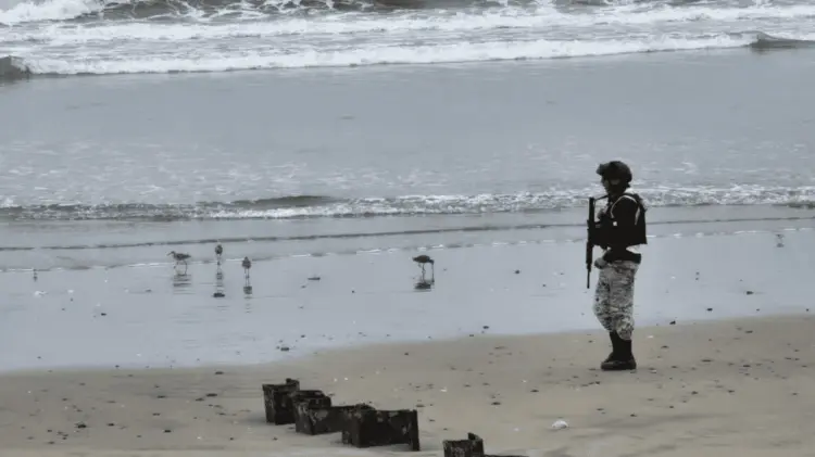 El cuerpo fue encontrado vistiendo el uniforme militar y flotaba en el agua. (Foto: Especial)