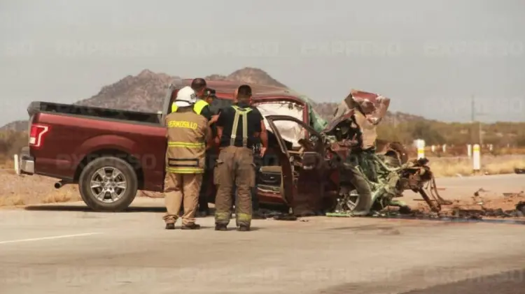 El vehículo se impactó por alcance contra un camión de carga. (Foto: Ramón Munguía/EXPRESO)