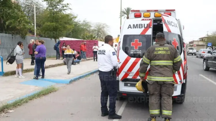 Elementos de Cruz Roja socorrieron a la menor y la llevaron al hospital. (Jesús Ballesteros/EXPRESO)