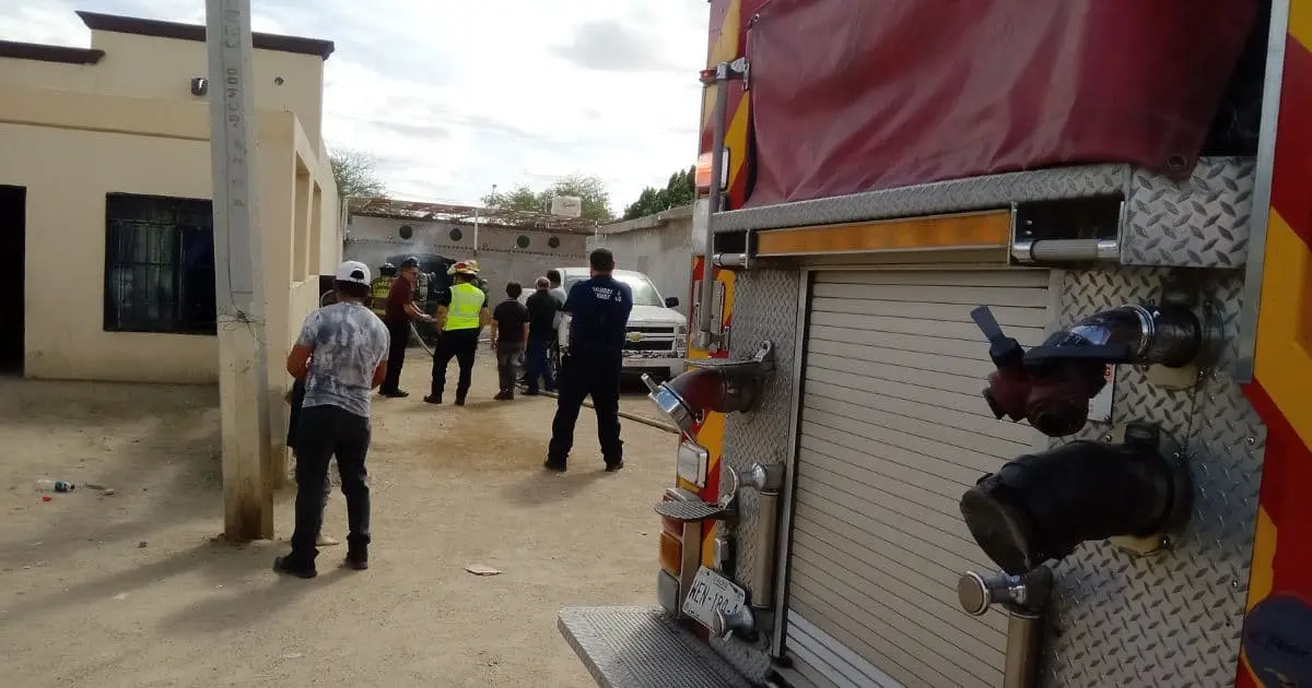 Bomberos combaten incendio de un auto en cochera de la colonia Solidaridad