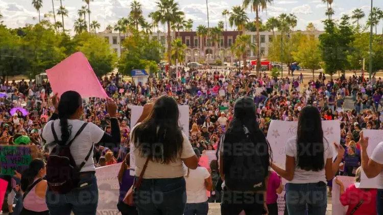 Mujeres de todas edades se reunieron a marchar por las calles de Hermosillo. (Cristian Ruiz/EXPRESO)