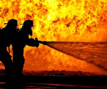 Incendio consume bodega de plásticos en Culiacán