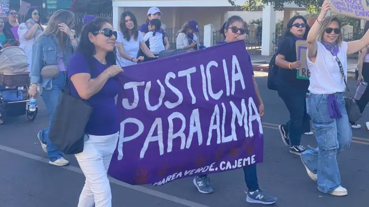 Idalia Valenzuela marchó junto a su familia para exigir justicia por su hija. (Especial/EXPRESO)