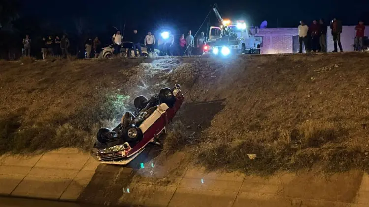 Oficiales de Seguridad Pública usaron una grúa para retirar el vehículo. (John Castellón/EXPRESO)