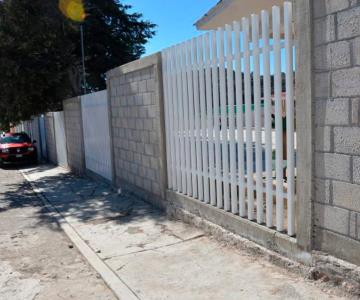 Hombre intenta huir tras impactar contra escuela primaria; es detenido