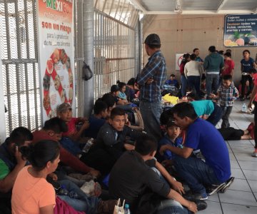 Migrantes inundan la frontera de Nogales por solicitudes de asilo