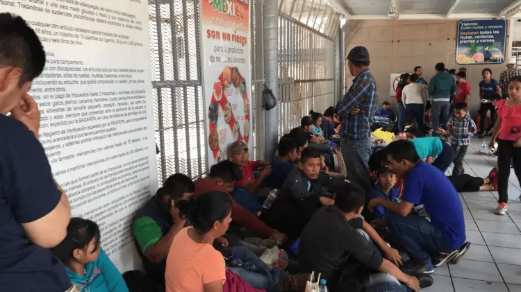 Migrantes esperan solicitudes de asilo en el puerto de Nogales. (Foto: Especial / Archivo)