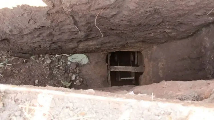 En el pozo se encontró un túnel huachicolero. (Especial / EXPRESO)