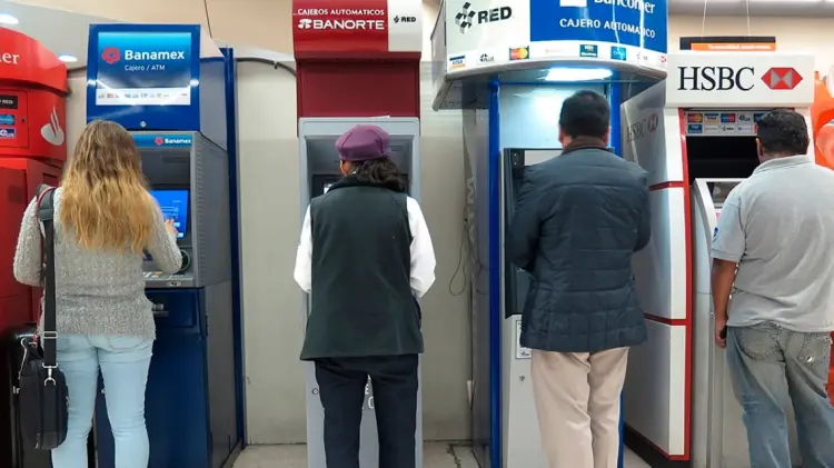 Los usuarios disponen de más de 62 mil 500 cajeros automáticos. (Especial / EXPRESO)