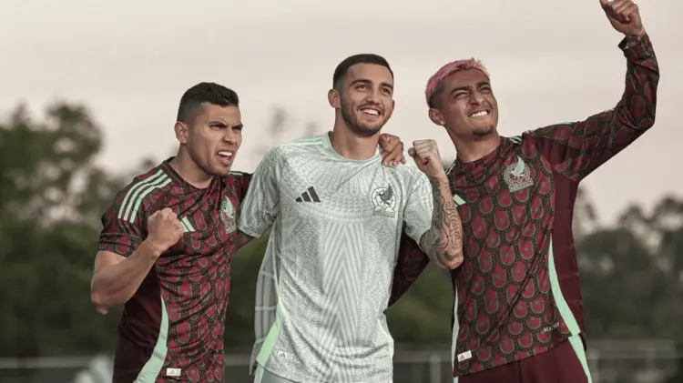 La camisa color guinda será la local, mientras la blanca será visitante. (Foto: Cortesía)