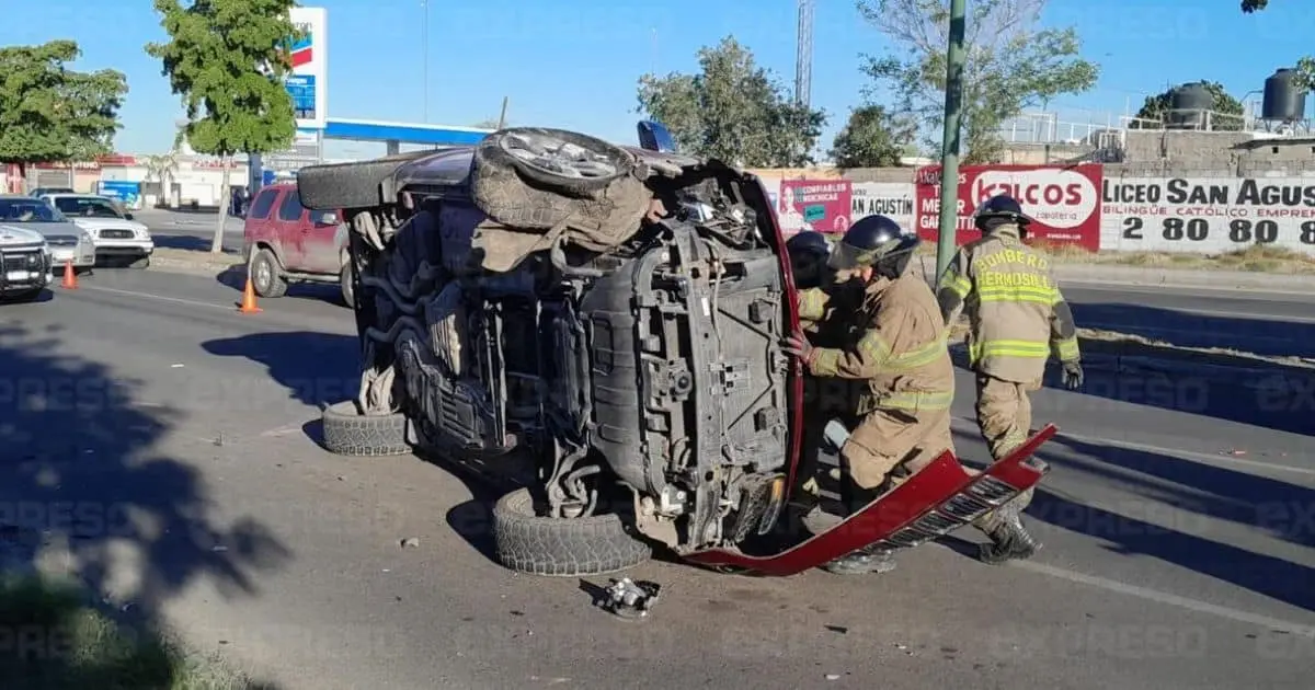 Auto choca con un poste y vuelca en la Balderrama; hay dos lesionadas