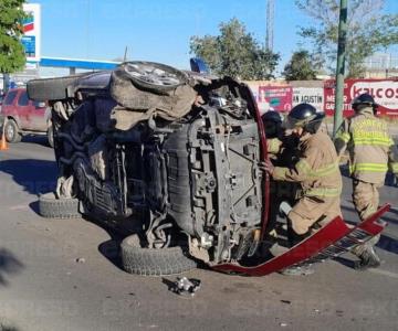 Auto choca con un poste y vuelca en la Balderrama; hay dos lesionadas