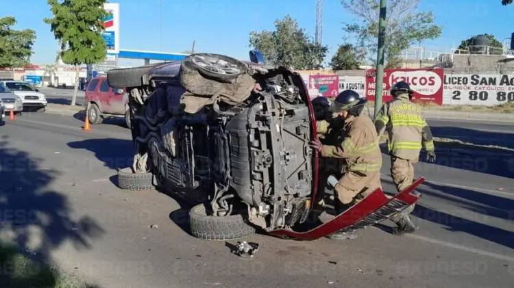 La camioneta Jeep Cherokee terminó volcada de un costado. (Foto: Ramón Munguía/EXPRESO)