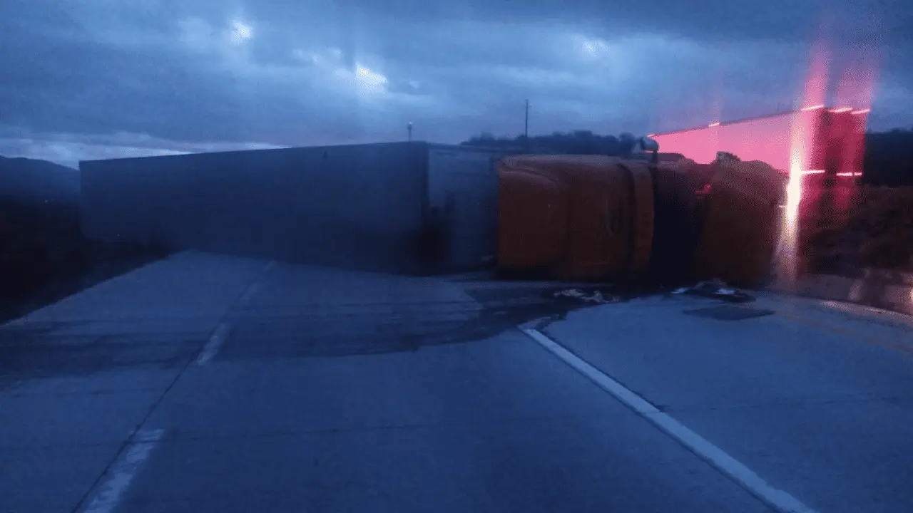 Vuelca tráiler en carretera Magdalena-Santa Ana afectando la circulación