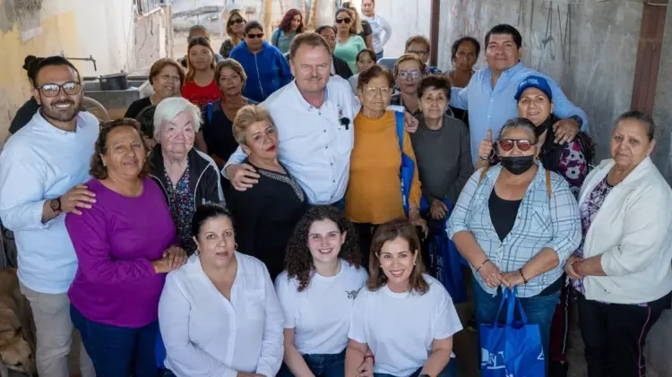 Ernesto El Borrego Gándara se reunió con vecinas del sur de Hermosillo. (Foto: Cortesía)
