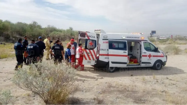 Elementos de Cruz Roja arribaron a auxiliar a la mujer afectada. (Foto: Ramón Munguía/EXPRESO)
