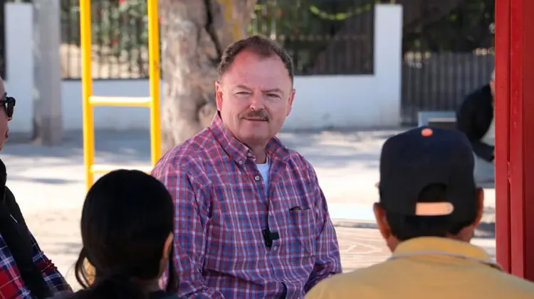 Ernesto Gándara se reunió con habitantes de la colonia Misión del Sol. (Foto: Cortesía)