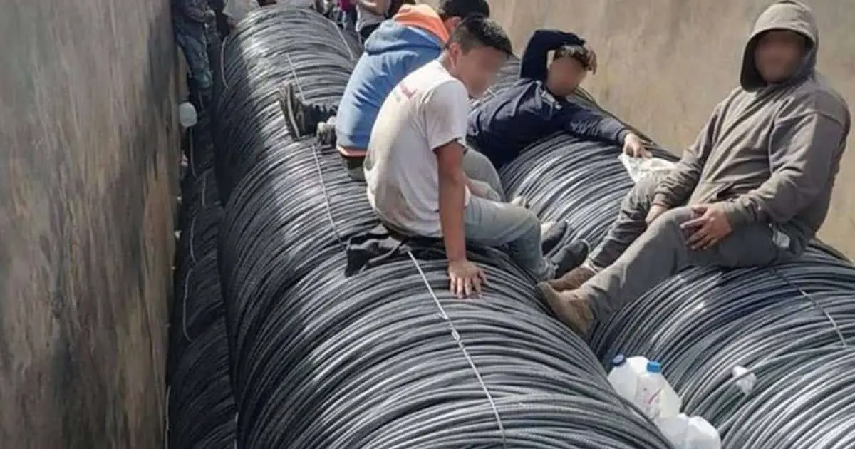 Migrantes viajaban entre rollos de alambre de un tren en Empalme