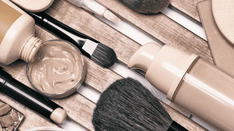 Se estudiaron 28 polvos compactos y 18 bases para maquillaje. (Foto: Especial / EXPRESO).