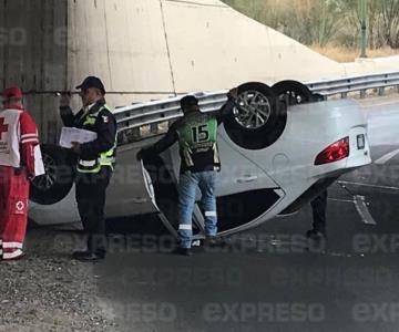 Automóvil pierde el control y termina volcado al sur de Hermosillo