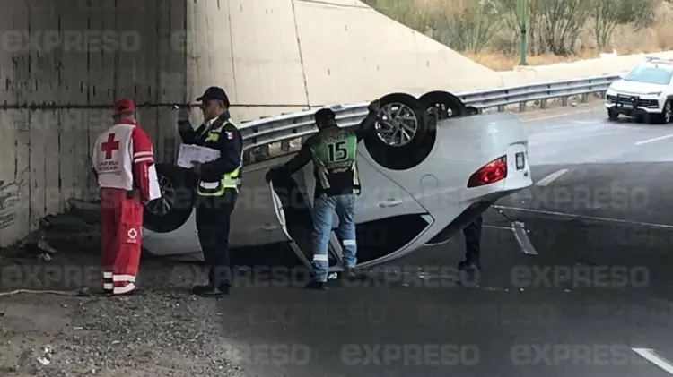 Personal de Cruz Roja arribó para auxiliar a la conductora. (Foto: Jesús Ballesteros/EXPRESO)
