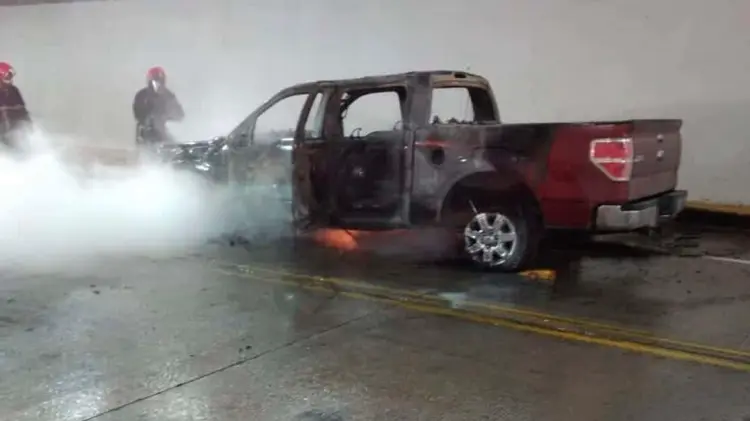 El detenido amenazó al propietario mientras rociaba el vehículo con gasolina. (Especial / EXPRESO)