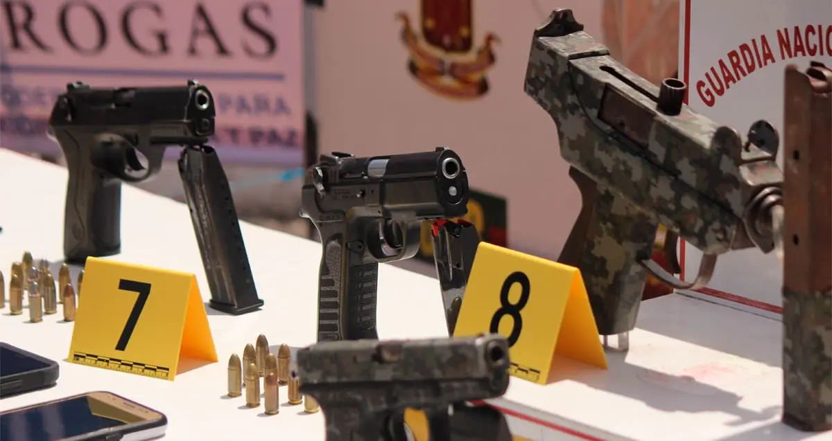 Mujer usaba Facebook para vender armas; es detenida