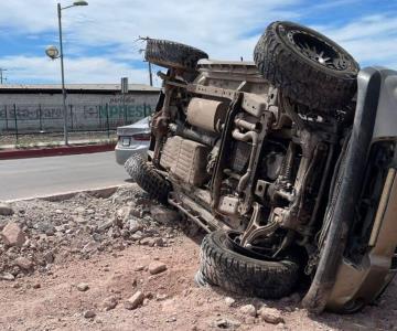 Auto sufre aparatoso volcamiento al oriente de Guaymas