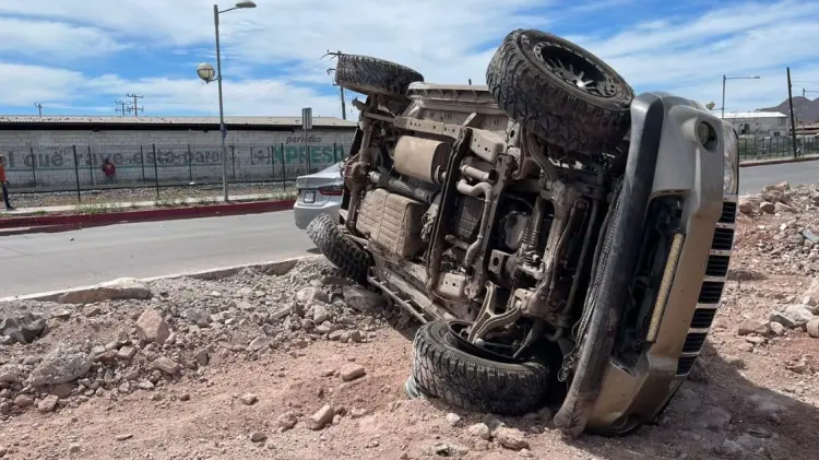 El vehículo quedó volcado en su costado izquierdo. (Foto: Especial/EXPRESO)