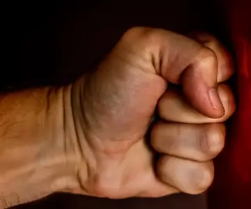 Hombre da golpiza a su pareja tras partido de futbol