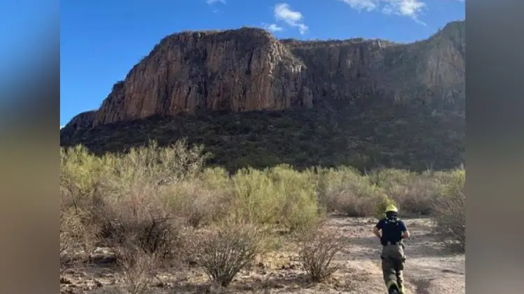 Elementos de Cruz Roja y Bomberos acudieron al lugar del accidente. (Foto: Tomada de redes)