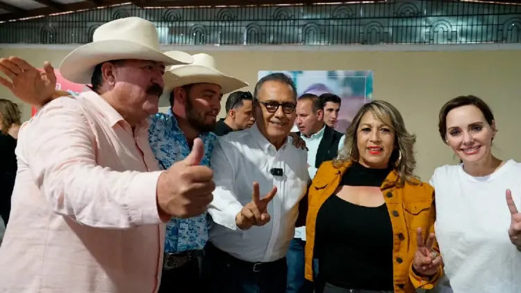 Manlio Fabio Beltrones y Lilly Téllez en reunión con liderazgos de Ures. (Foto: Cortesía)