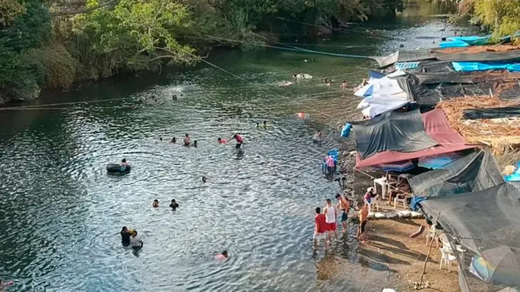 Bañistas solicitaron auxilio para rescatar a los jóvenes. (Especial / EXPRESO)
