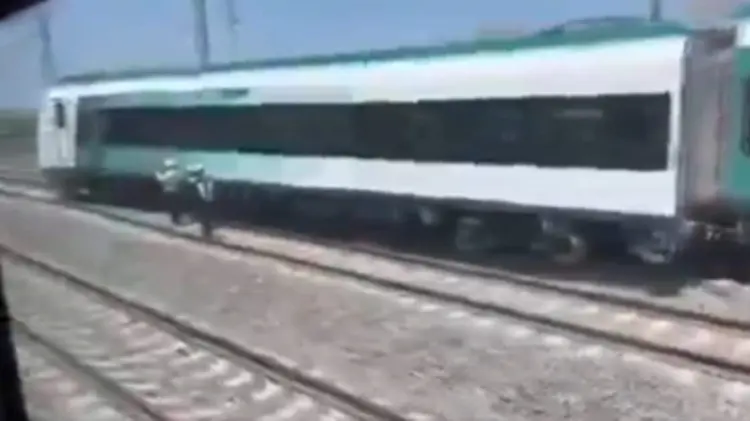 Uno de los vagones se salió de los rieles. (Foto: Captura de video)