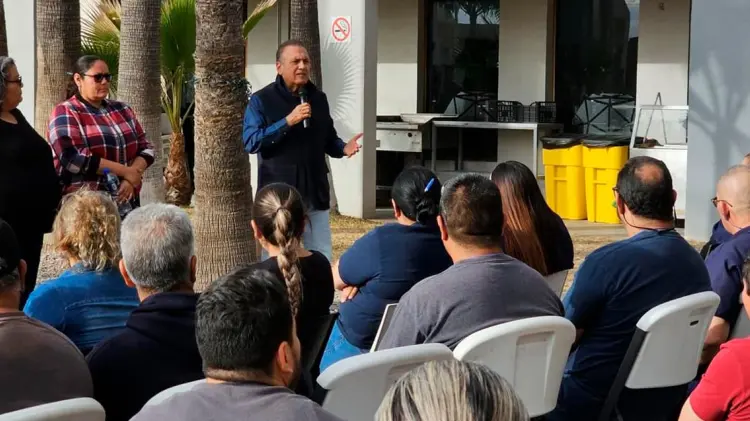 Beltrones en reunión con trabajadores de CTM en Santa Ana. (Foto: Cortesía)