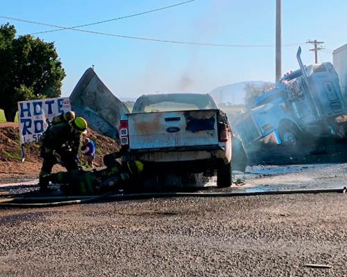 Camioneta se incendia tras aparatoso choque contra tráiler en Cajeme