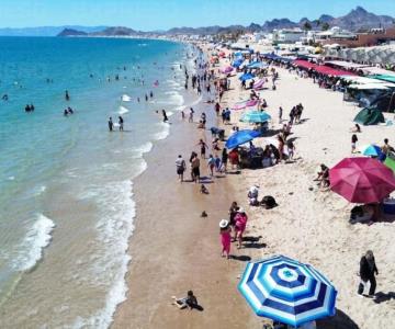 Miles de vacacionistas disfrutan la Semana Santa en Bahía de Kino