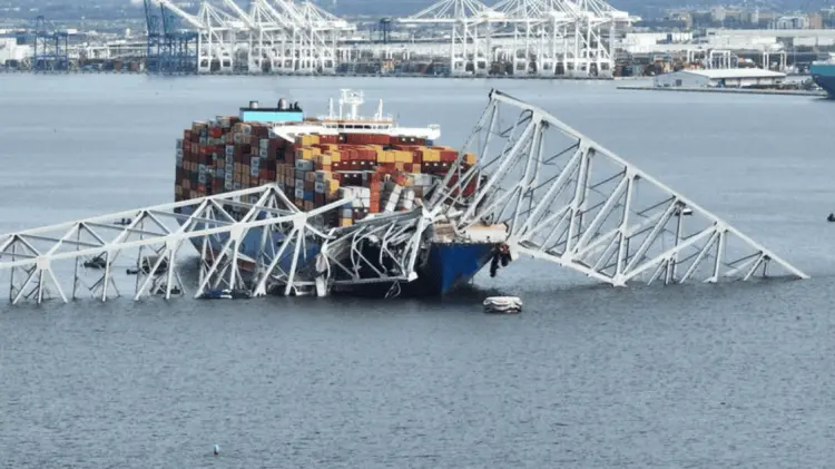 Se trabaja para retirar escombros del puente Francis Scott Key derribado el 26 de marzo. (Cortesía)