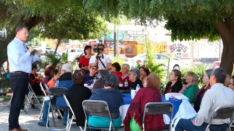 Gándara en reunión con vecinos de colonia Fovissste. (Foto: Cortesía)